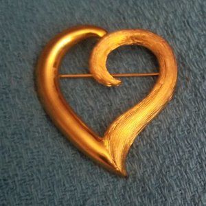 vintage gold tone MJ Ent heart pin / brooch